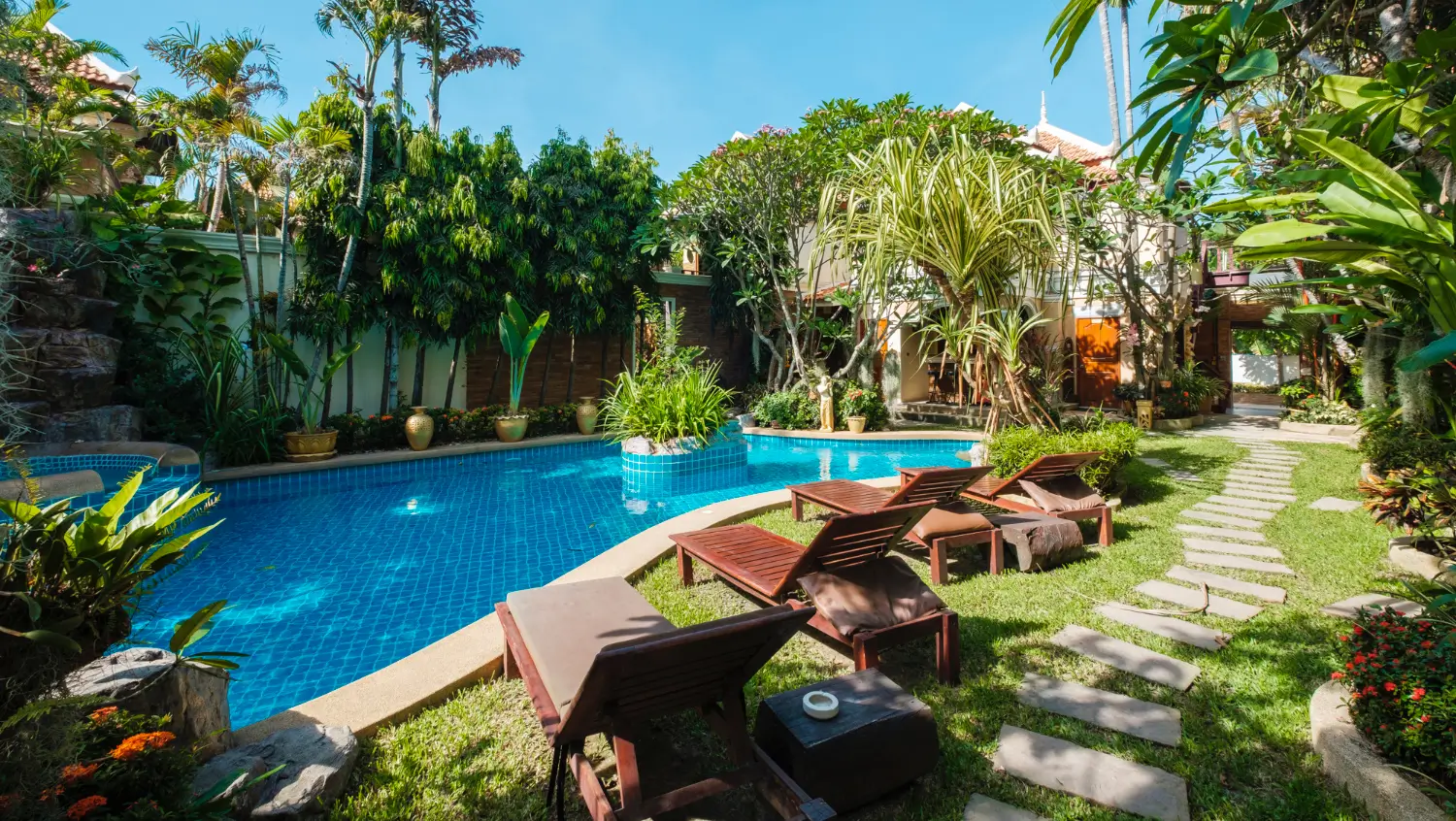 Pool landscaping ideas that elevate your backyard oasis Pool landscaping ideas that elevate your backyard oasis