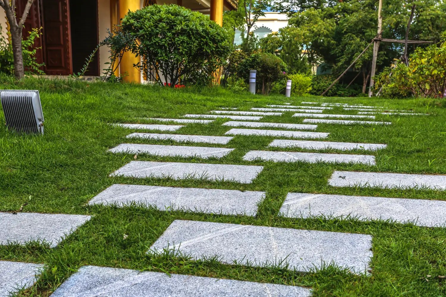 Creative stepping stone walkway ideas to transform your garden path Creative stepping stone walkway ideas to transform your garden path