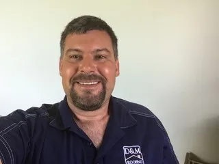 D & M Roofing logo