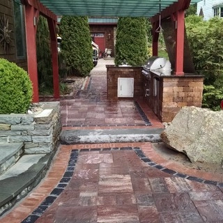 R. Brewer Landscaping, LLC logo