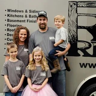 R Remodel logo