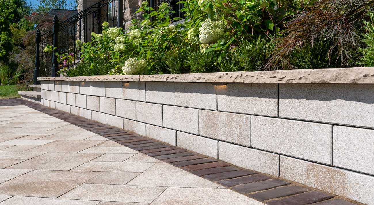 19" x 14" x 3" Light Gray Coping U-Cara Wall Block | UNPUCARAUCLG