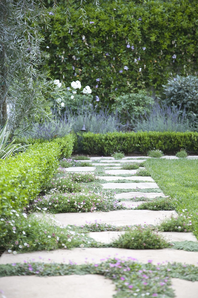 English Traditional by Gabriela Yariv Landscape Design - Photo 3