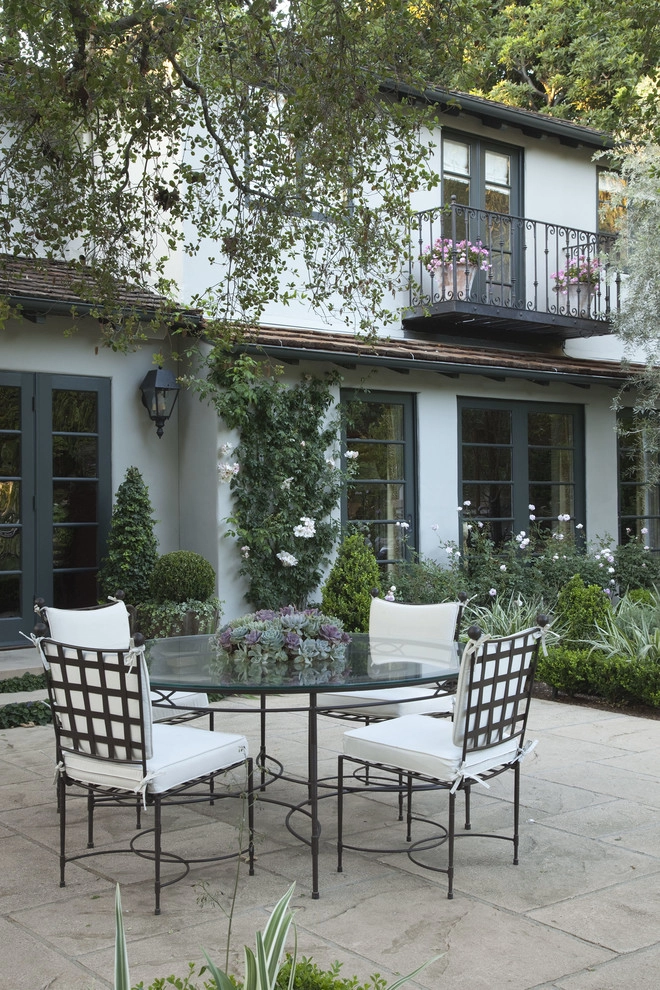 English Traditional by Gabriela Yariv Landscape Design - Photo 15