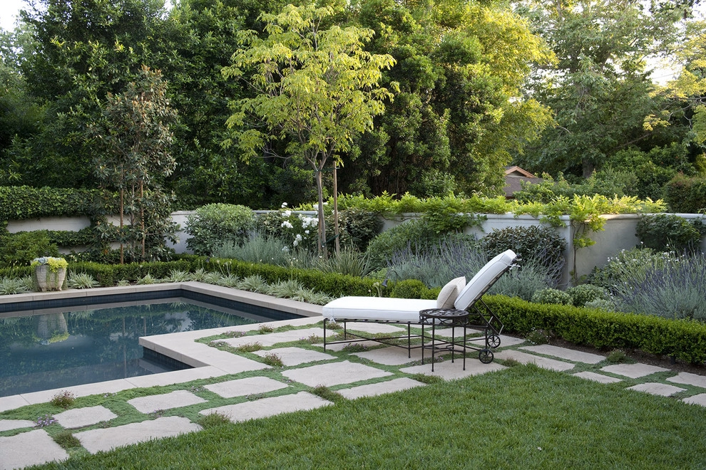 English Traditional by Gabriela Yariv Landscape Design - Photo 13
