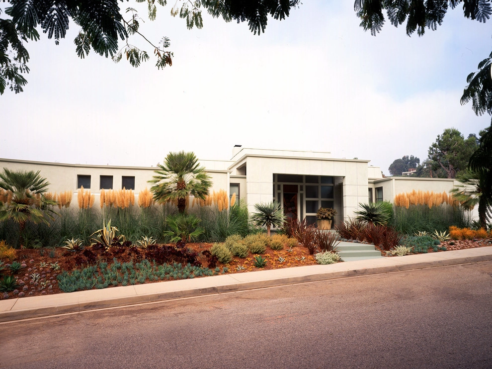 Bel Air Contemporary by Gabriela Yariv Landscape Design - Photo 5