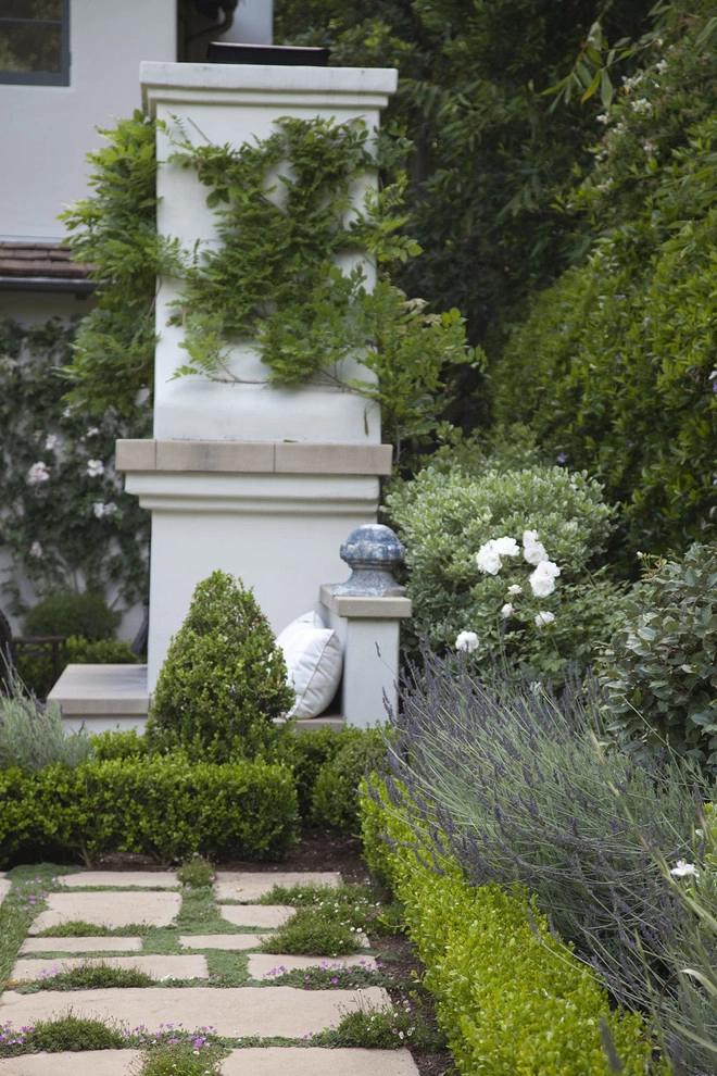 English Traditional by Gabriela Yariv Landscape Design - Photo 4