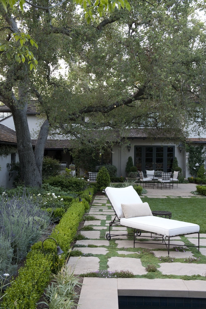 English Traditional by Gabriela Yariv Landscape Design - Photo 7