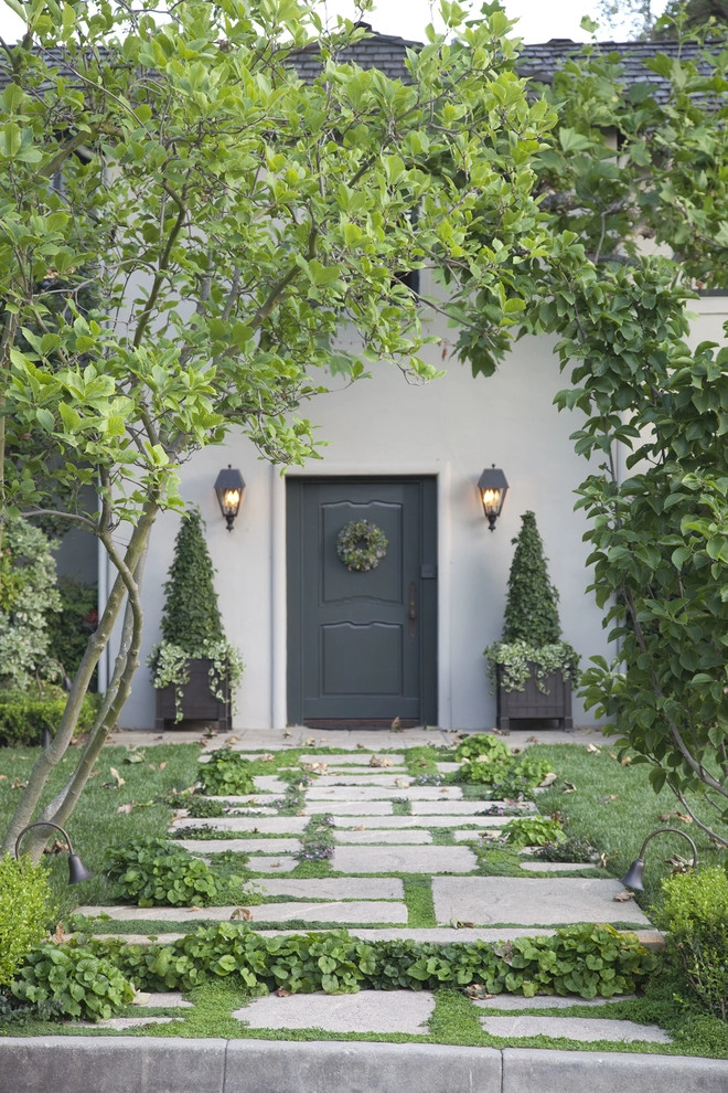 English Traditional by Gabriela Yariv Landscape Design - Photo 8