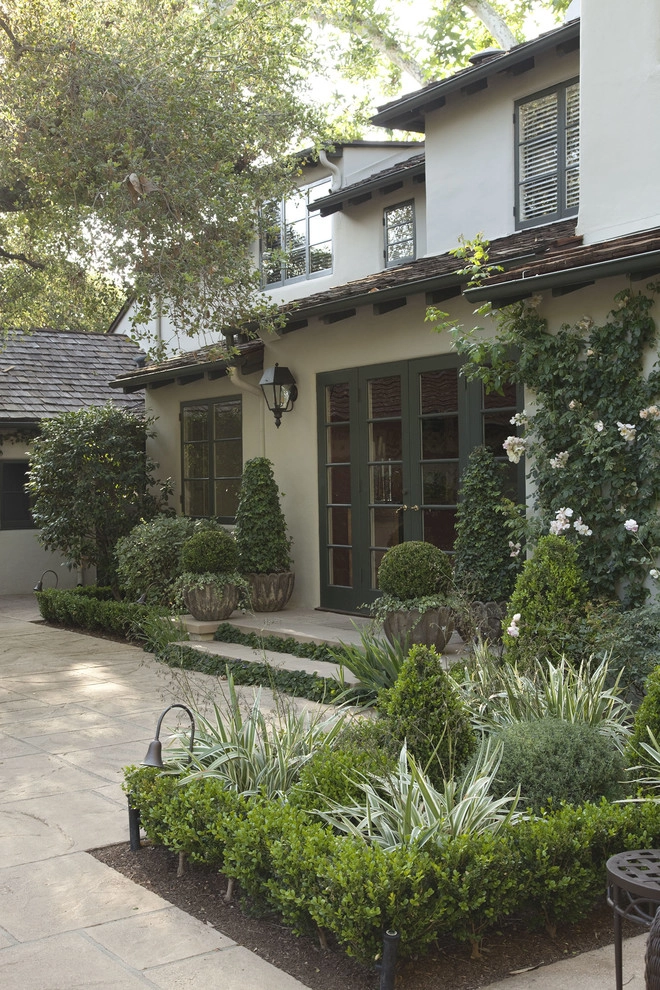 English Traditional by Gabriela Yariv Landscape Design - Photo 2