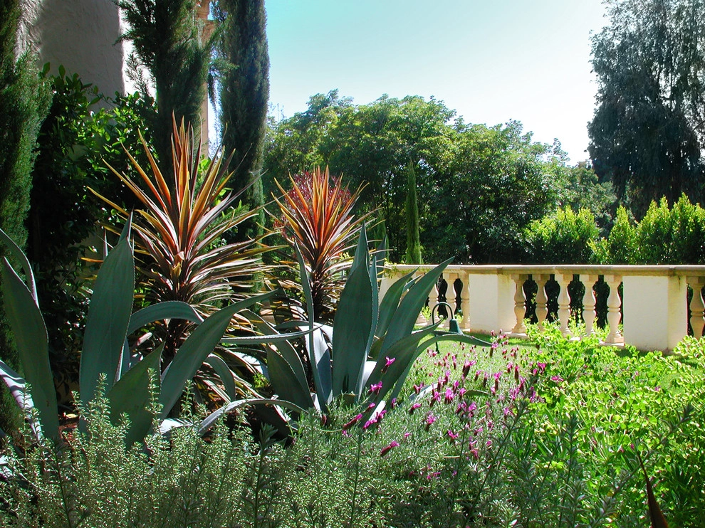 Spanish Colonial Revival Estate by Gabriela Yariv Landscape Design - Photo 10
