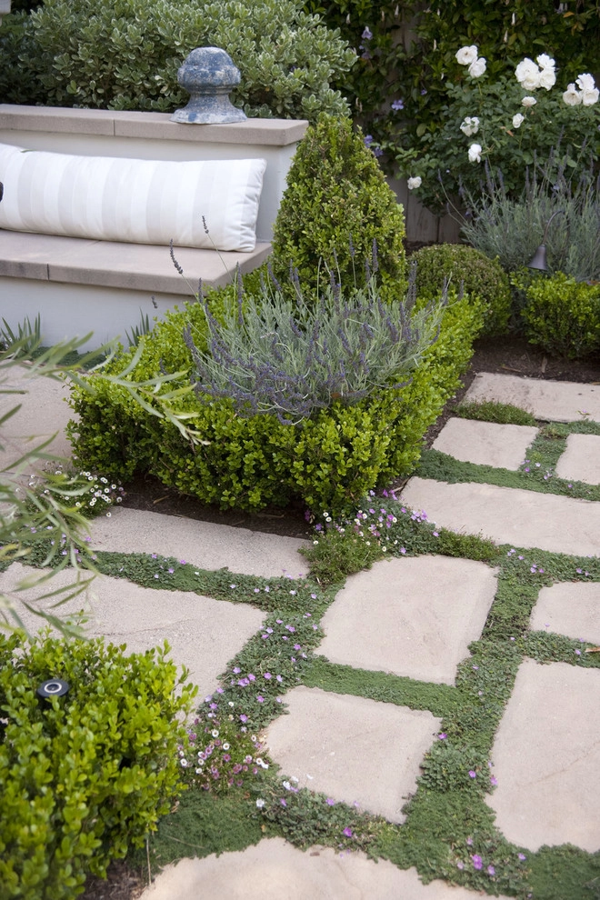 English Traditional by Gabriela Yariv Landscape Design - Photo 12