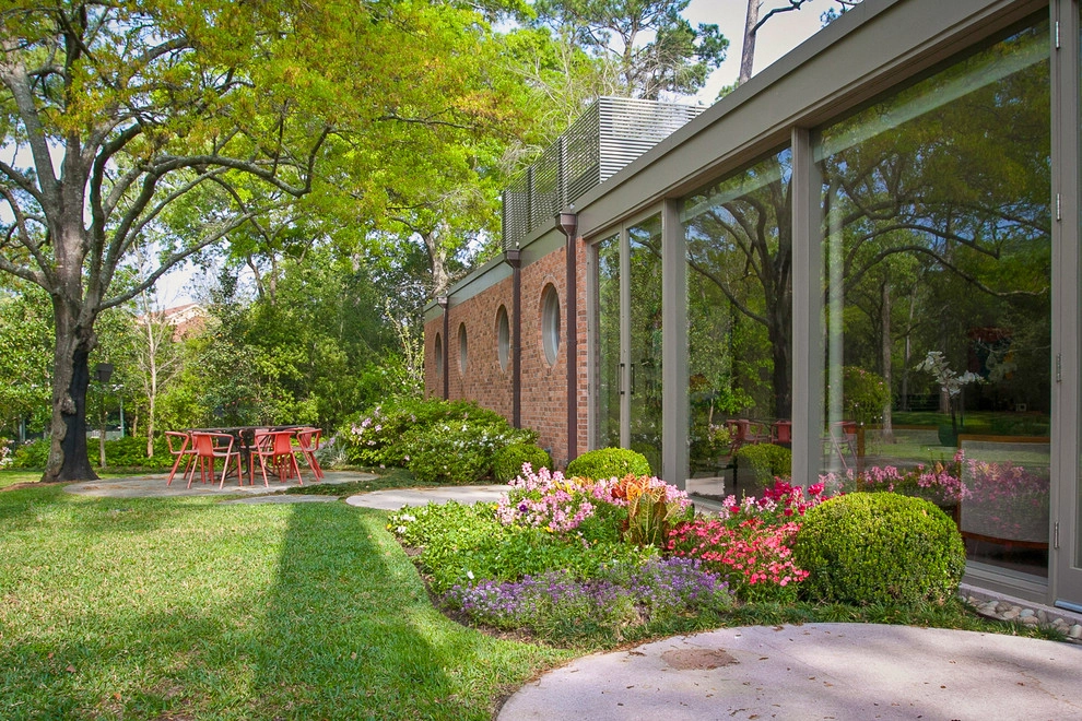 Modern Outdoor Living by Gail Hartz & Associates - Photo 8