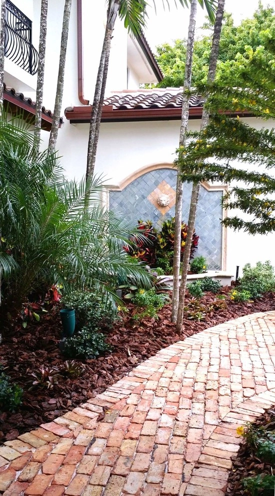 Elegant Entry Courtyard by Gardening Angel - Photo 10