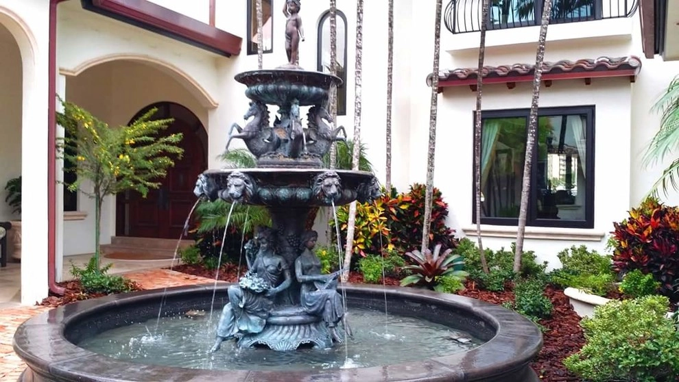 Elegant Entry Courtyard by Gardening Angel - Photo 2