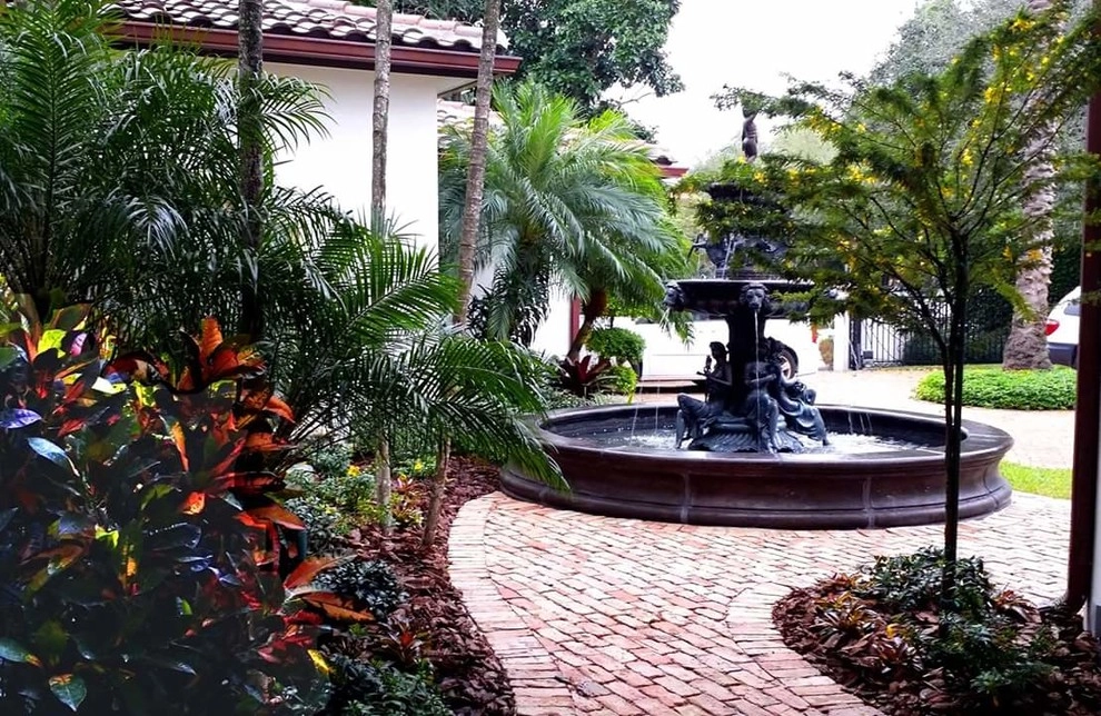 Elegant Entry Courtyard by Gardening Angel - Photo 6