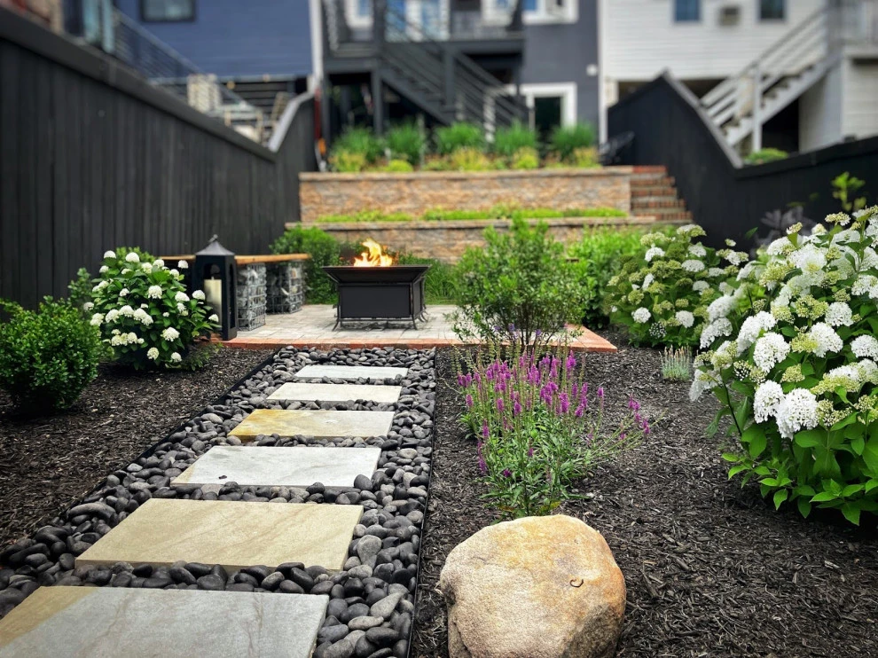Modern backyard escape by Lawson Yardscapes - Photo 3