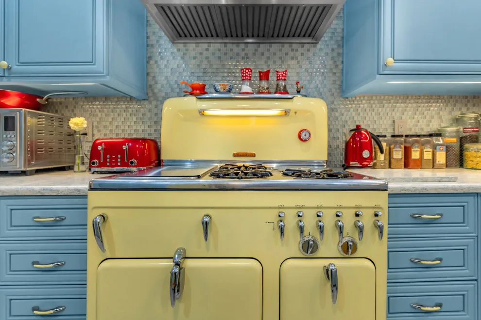 Creative Cottage Kitchen by L-Bro Enterprises Inc. - Photo 15