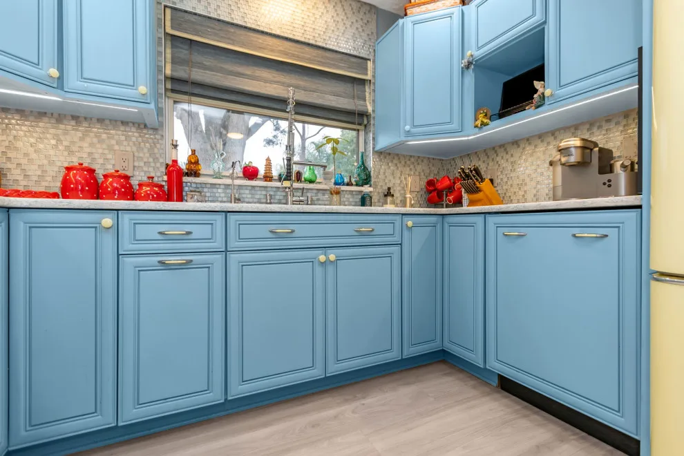 Creative Cottage Kitchen by L-Bro Enterprises Inc. - Photo 5