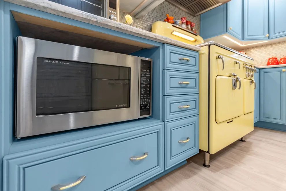 Creative Cottage Kitchen by L-Bro Enterprises Inc. - Photo 7