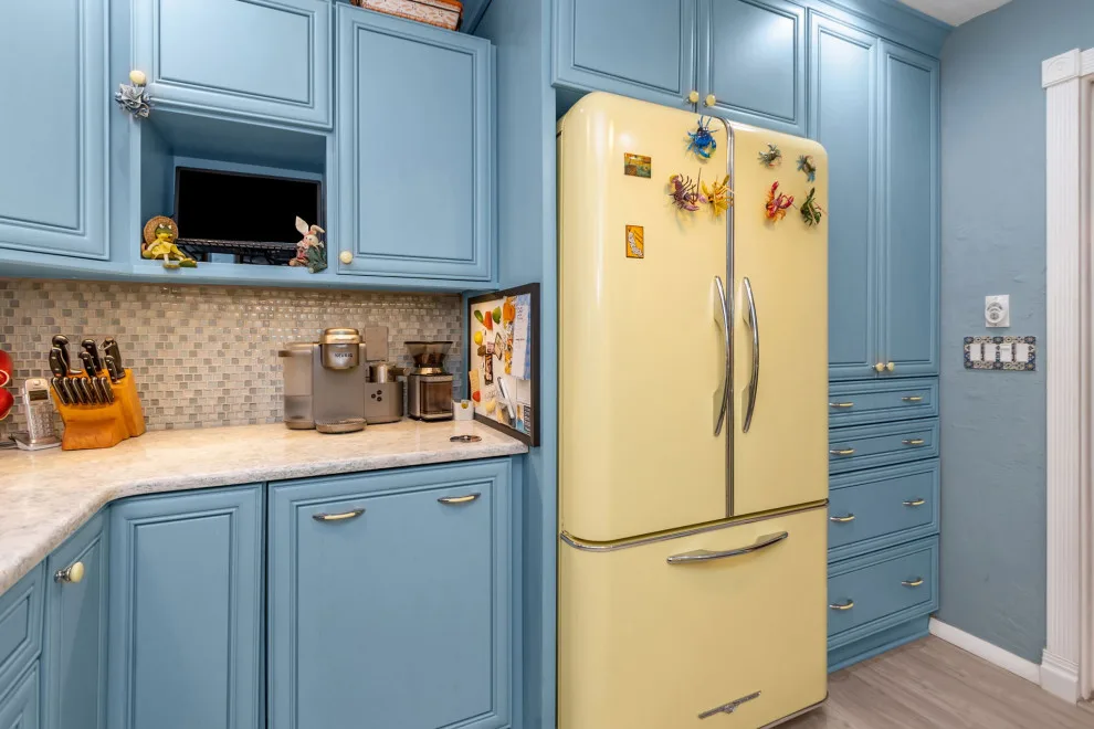 Creative Cottage Kitchen by L-Bro Enterprises Inc. - Photo 3