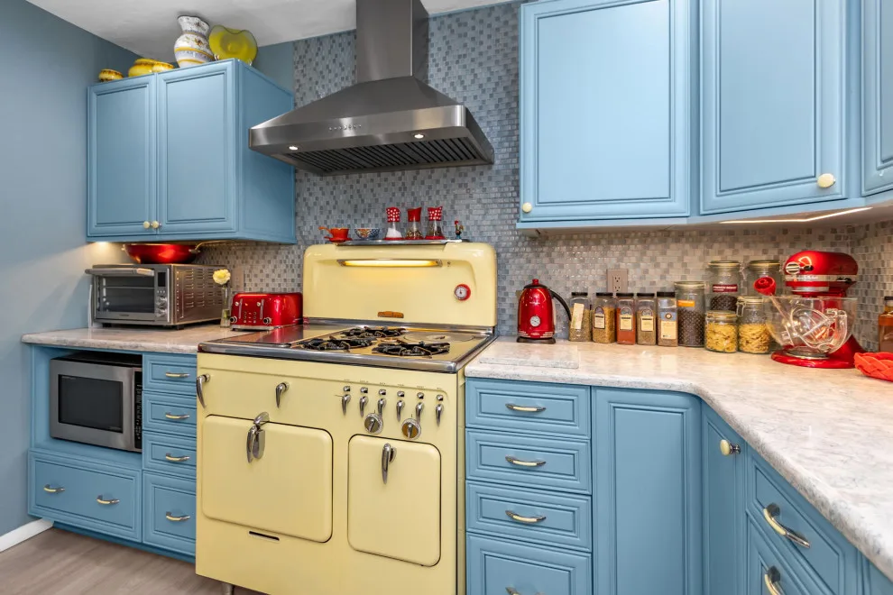 Creative Cottage Kitchen by L-Bro Enterprises Inc. - Photo 6