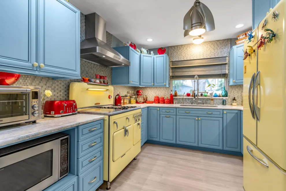Creative Cottage Kitchen by L-Bro Enterprises Inc. - Photo 12