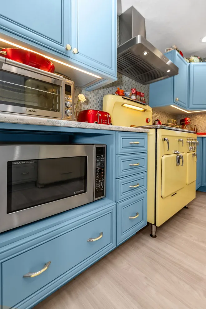 Creative Cottage Kitchen by L-Bro Enterprises Inc. - Photo 8