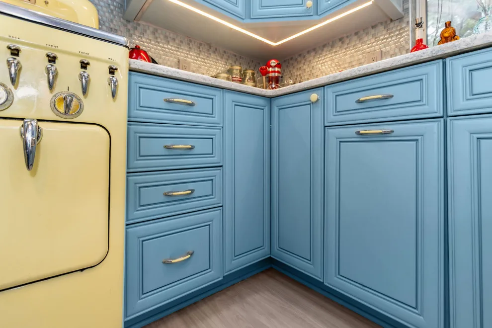 Creative Cottage Kitchen by L-Bro Enterprises Inc. - Photo 10