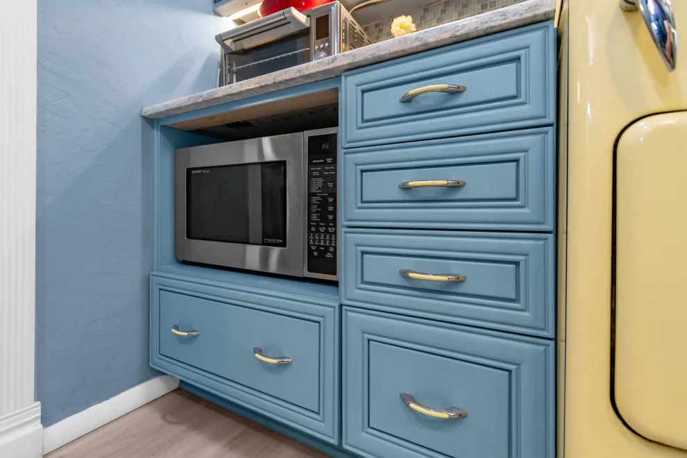 Creative Cottage Kitchen by L-Bro Enterprises Inc. - Photo 13