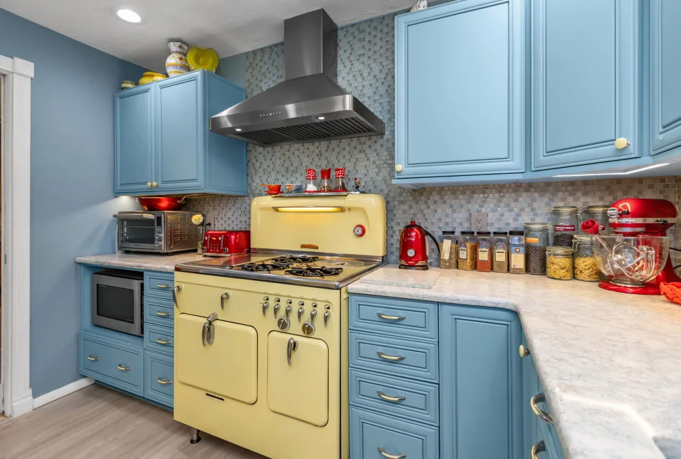 Creative Cottage Kitchen by L-Bro Enterprises Inc. - Photo 14