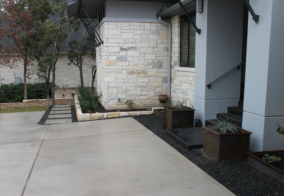 Modern Front Entry by GreenScapes Landscaping & Pools - Photo 4
