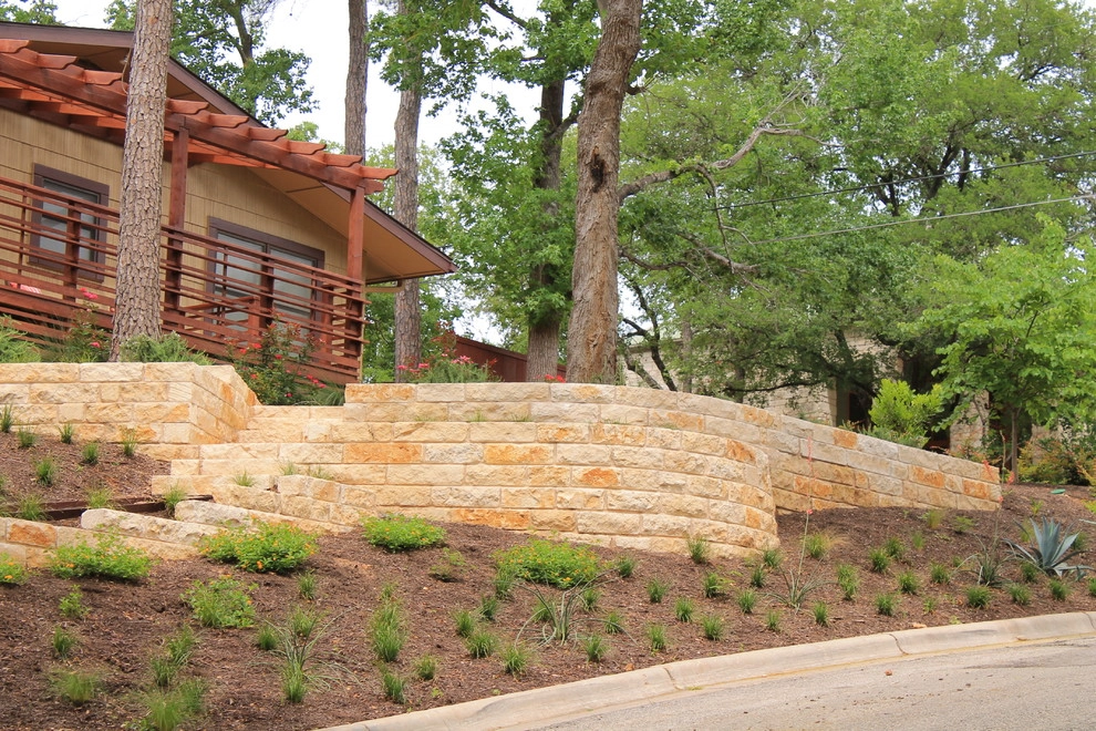 Tarrytown Side Yard by GreenScapes Landscaping & Pools - Photo 2