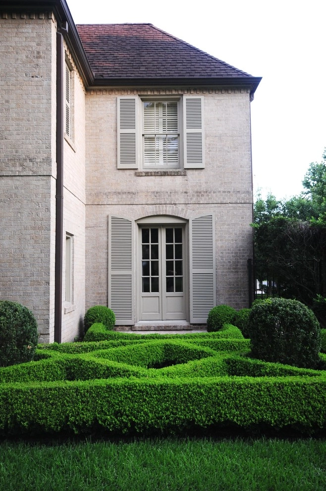Contemporary Landscape in Houston, TX by Gregory/Henry Landscapes - Photo 3