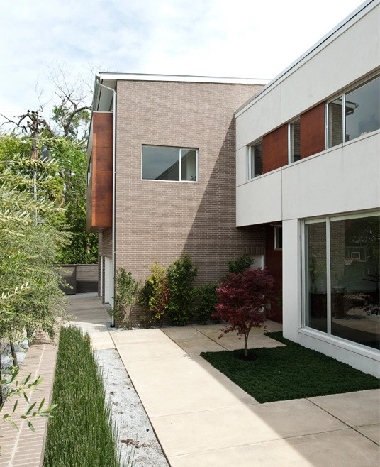 Museum District House by Gregory/Henry Landscapes - Photo 2