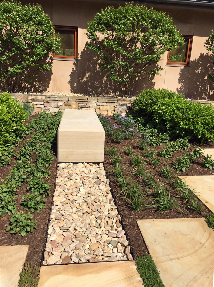 Modern Farm Courtyard by Grounded - Photo 2
