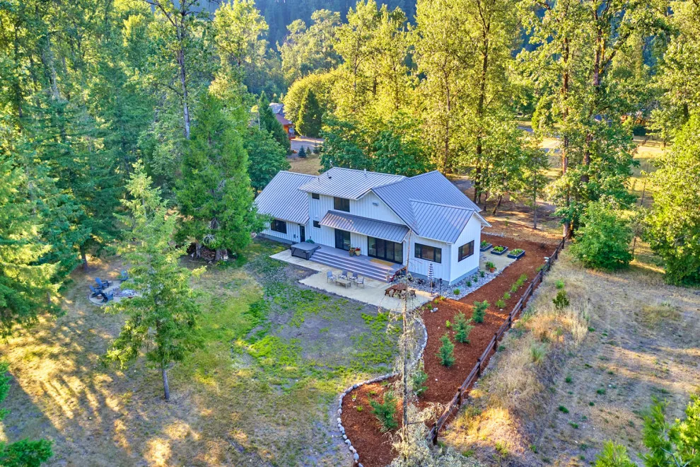Oakridge Fresh Residence by Rainbow Valley Design & Construction - Photo 9