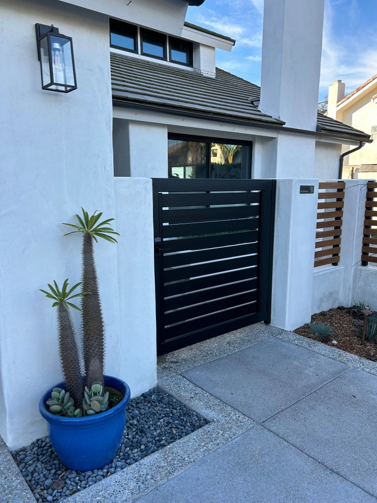 Carlsbad Contemporary by Groundswell Landscaping - Photo 2