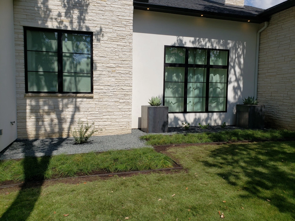 Modern front yard by Happy Gardens - Photo 2