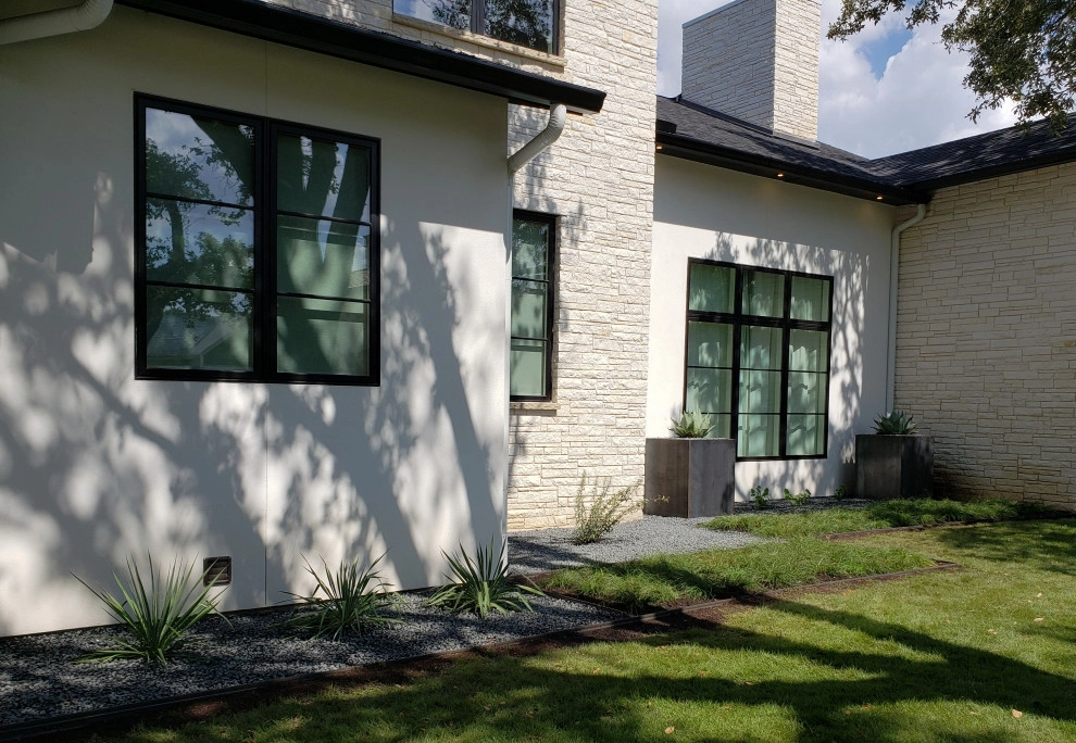 Modern front yard by Happy Gardens - Photo 3