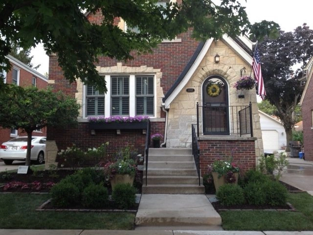 Chicago--urban front garden by Hively Landscaping Inc. - Photo 2
