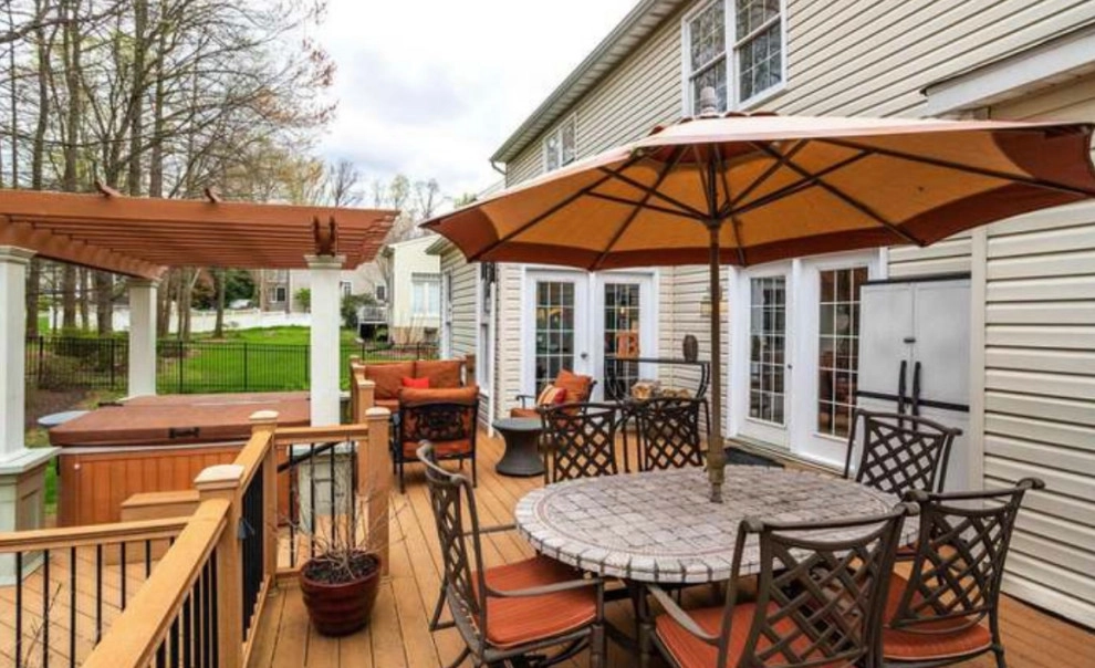 Urban deck + pergola + spa by Iris Design Associates - Photo 2