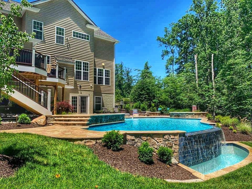 Vanishing Edge Pool in the Back Yard by Iris Design Associates - Photo 4