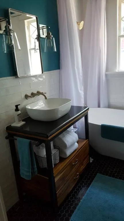 Enchanting bathroom renovation by Intown Craftsmen - Photo 3