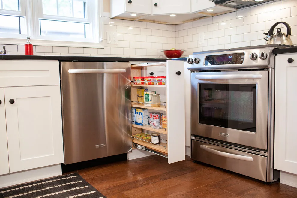 Enchanting Kitchen in the Condo by Robinwood Kitchens - Photo 4