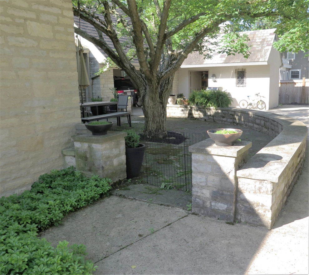 European-Feel Courtyard by Jacobs Grant Design Ltd - Photo 3