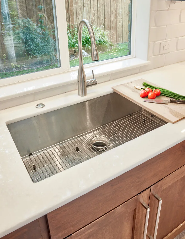 Dallas | Contemporary Kitchen with Organic Materials by Kitchen, Bath & Home - Texas - Photo 2