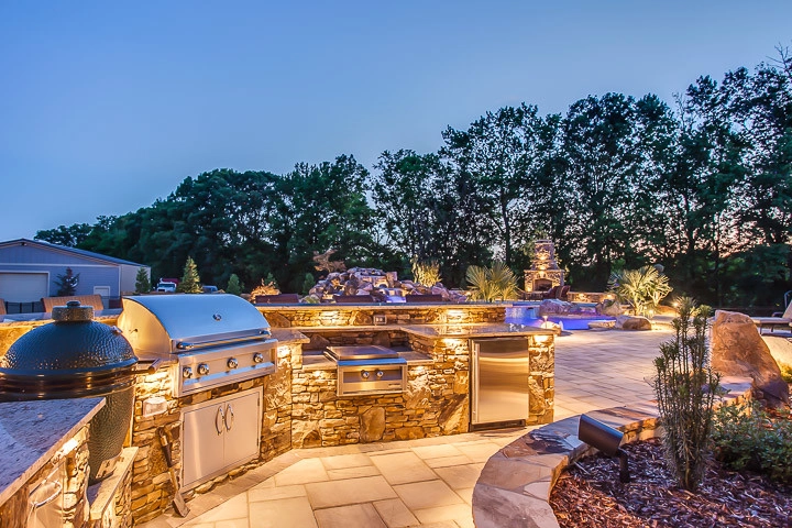 Outdoor Kitchen by Allin Landscaping - Photo 3