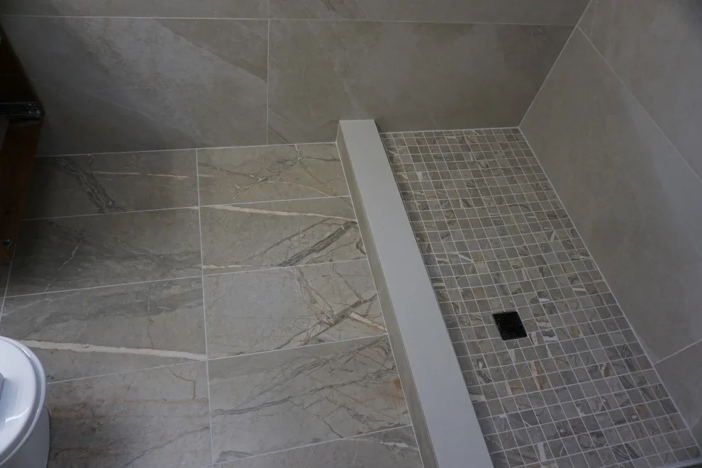 Modern guest restroom by Amos Tile LV - Photo 2