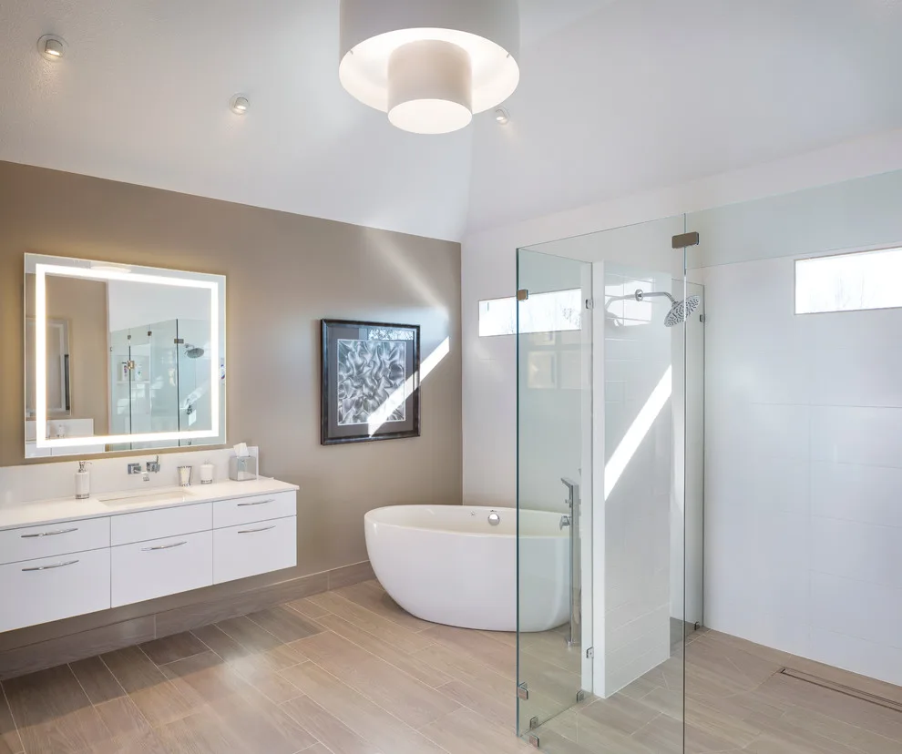 Modern North Kansas City Main Bathroom by Kitchen Studio: Kansas City - Photo 2